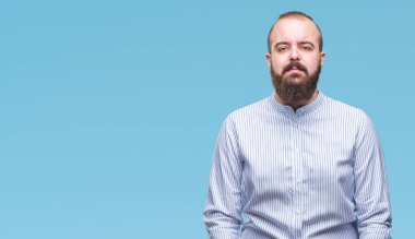 Genç beyaz hipster adam yüzünde ciddi bir ifade ile izole arka plan üzerinde. Basit ve doğal kameraya bakıyor.