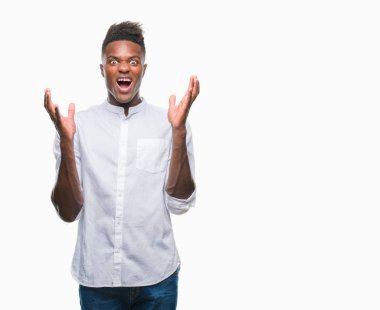 Genç Afro-Amerikan adam izole arka plan çılgın ve kızgın bağırarak ve agresif ifade ve silah kaldırdı bağırıyor. Hayal kırıklığı kavramı.