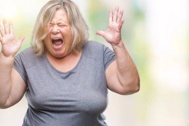 Kıdemli artı izole arka plan kutluyor kızgın ve silah ile başarı için deli üzerinde beyaz kadın kaldırdı ve heyecanlı çığlık gözleri kapalı boyutu. Kazanan kavramı