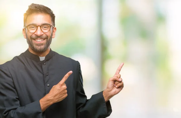 Adult Spansktalande Katolsk Präst Mannen Över Isolerade Bakgrund Leende Och — Stockfoto