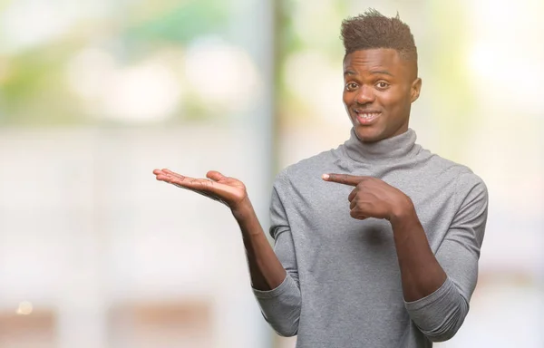 Jovem Afro Americano Sobre Fundo Isolado Espantado Sorrindo Para Câmera — Fotografia de Stock