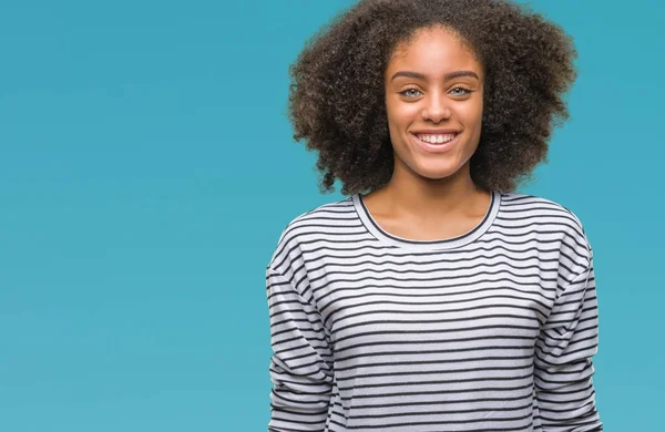 Mladá Američanka Afro Pohlaví Izolované Pozadí Happy Chladný Úsměv Tváři — Stock fotografie