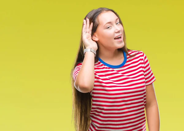 Jonge Kaukasische Mooie Vrouw Geïsoleerde Achtergrond Glimlachend Met Hand Oor — Stockfoto