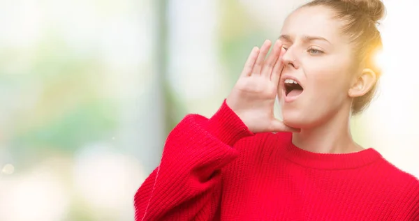 Mujer Rubia Joven Con Moño Suéter Rojo Gritando Gritando Fuerte — Foto de Stock