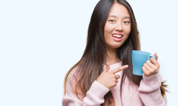 Jonge Aziatische Vrouw Koffie Drinken Geïsoleerde Achtergrond Erg Blij Met — Stockfoto