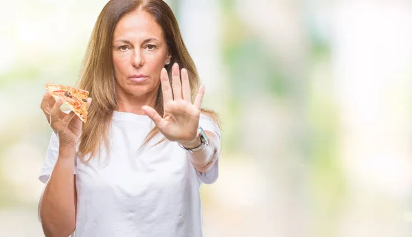 Spaanse Vrouw Middenleeftijd Eten Pizza Slice Geïsoleerde Achtergrond Met Open — Stockfoto