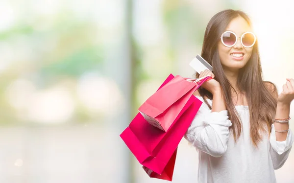 Joven Mujer Asiática Sosteniendo Bolsas Compras Las Ventas Sobre Fondo — Foto de Stock