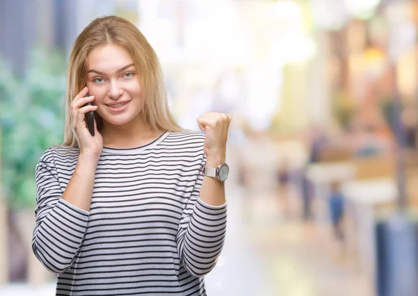 Mladá Kavkazský Žena Ukazuje Smartphone Obrazovky Izolované Pozadí Křičí Hrdá — Stock fotografie