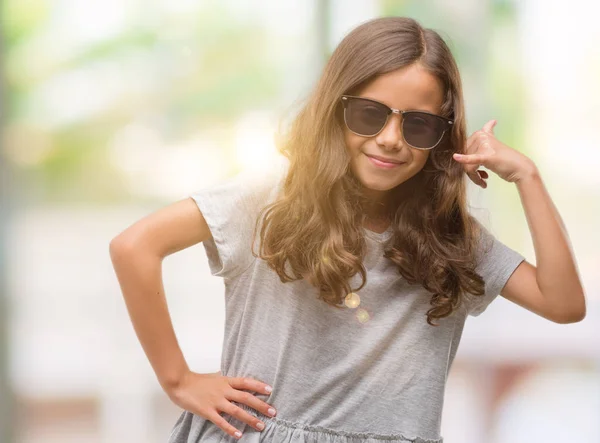 Bruneta Hispánský Dívka Která Nosí Sluneční Brýle Úsměvem Dělá Telefon — Stock fotografie