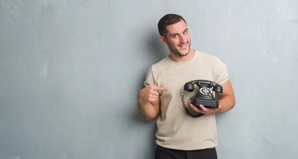 Giovane Uomo Caucasico Parete Grigia Grunge Chiamando Utilizzando Telefono Vintage — Foto Stock