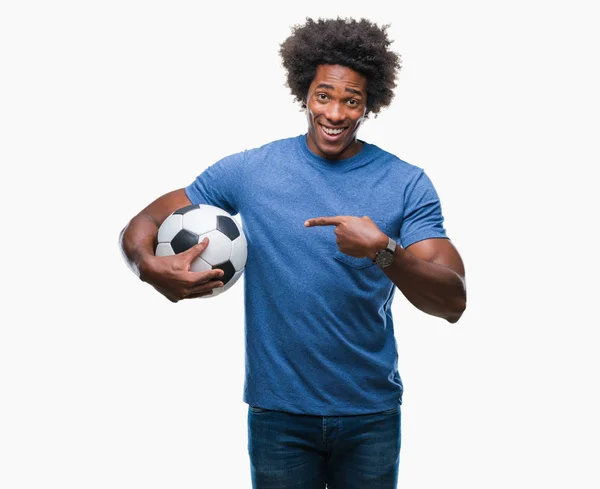 非常に幸せな手と指で指しての孤立した背景にサッカー ボールを保持しているアフロ アメリカ人 — ストック写真