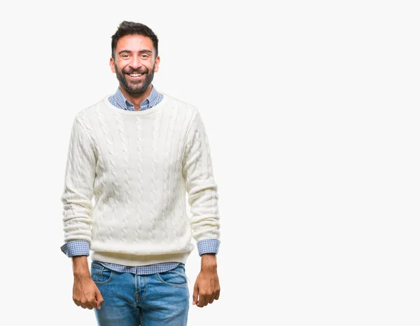 顔に幸せとクールな笑みを浮かべて隔離された背景に冬のセーターを着て成人ヒスパニック系男性 幸運な人 — ストック写真