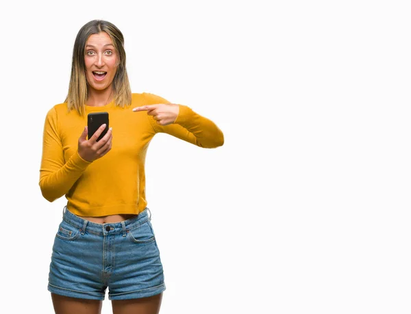 Joven Hermosa Mujer Enviando Mensaje Usando Teléfono Inteligente Sobre Fondo — Foto de Stock