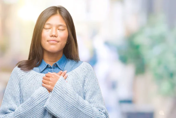 Jonge Aziatische Vrouw Winter Trui Dragen Geïsoleerde Achtergrond Glimlachend Met — Stockfoto