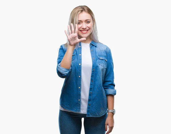 年轻的金发女人在孤立的背景显示 并指出手指数五 而微笑着自信和快乐 — 图库照片
