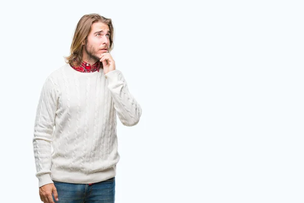 Ung Flot Mand Med Langt Hår Iført Vinter Sweater Isoleret - Stock-foto