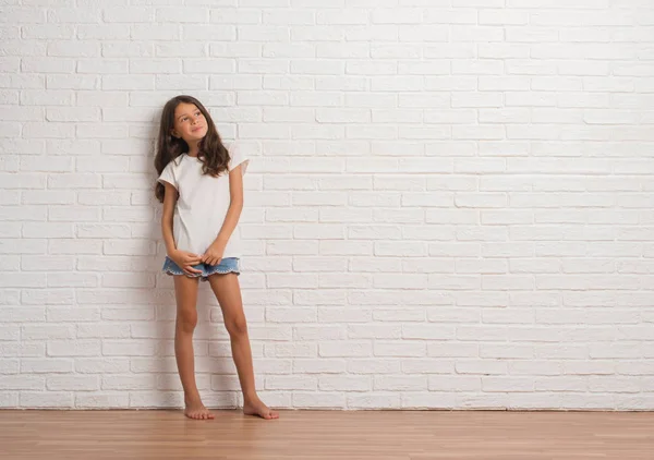 Jonge Latino Jongen Stading Witte Bakstenen Muur Uitzicht Weg Naar — Stockfoto