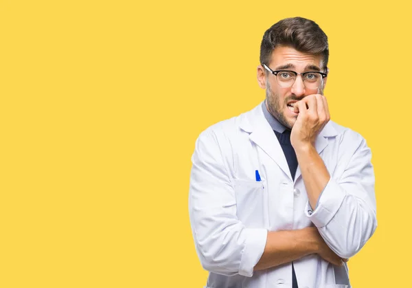 Jovem Homem Bonito Vestindo Médico Cientifica Casaco Sobre Fundo Isolado — Fotografia de Stock