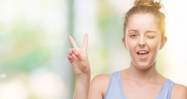 Mladá Blond Žena Usmívající Smajlík Mrkl Fotoaparát Dělá Znamení Vítězství — Stock fotografie