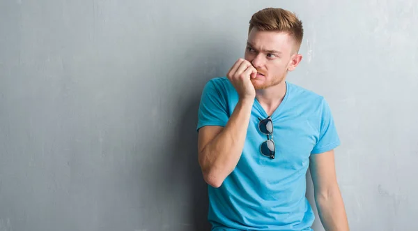 Young Redhead Man Grey Grunge Wall Wearing Casual Outfit Looking — Stock Photo, Image