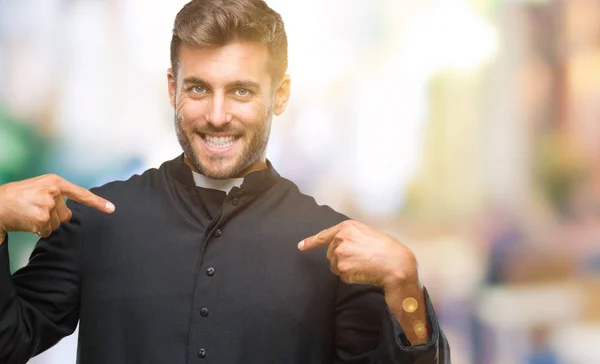 Unga Katolska Kristen Präst Mannen Över Isolerade Bakgrund Ser Självsäker — Stockfoto