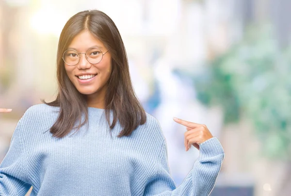 Jovem Mulher Asiática Vestindo Camisola Inverno Sobre Fundo Isolado Olhando — Fotografia de Stock