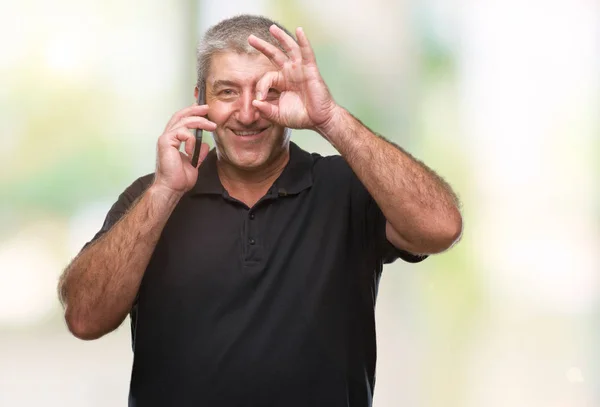 Hombre Mayor Guapo Hablando Teléfono Inteligente Sobre Fondo Aislado Con —  Fotos de Stock