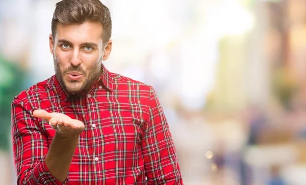 Jovem Homem Bonito Sobre Fundo Isolado Olhando Para Câmera Soprando — Fotografia de Stock