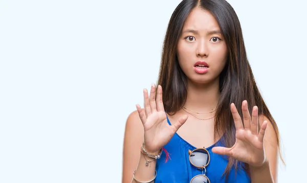 Jonge Aziatische Vrouw Geïsoleerde Achtergrond Bang Doodsbang Met Angst Expressie — Stockfoto