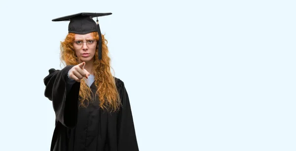 Jeune Étudiante Rousse Portant Uniforme Gradué Pointant Doigt Vers Caméra — Photo