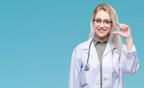 Jonge Blonde Dokter Vrouw Geïsoleerde Achtergrond Glimlachend Vertrouwen Gebaren Met — Stockfoto