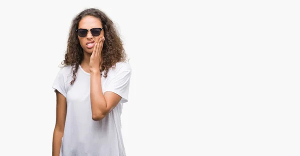 Młoda Kobieta Hiszpanin Noszenie Okularów Przeciwsłonecznych Dotykając Usta Ręką Bolesne — Zdjęcie stockowe