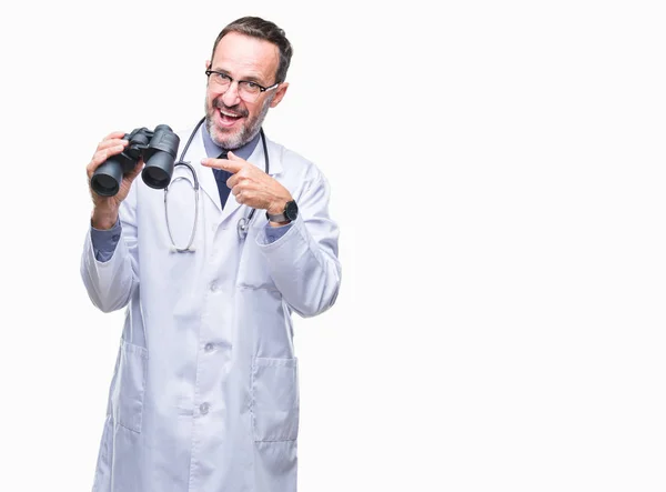 Idade Média Idoso Hoary Médico Homem Olhando Através Binóculos Isolado — Fotografia de Stock