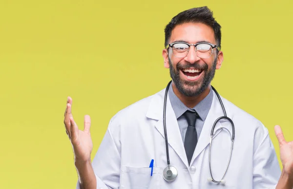 Médico Hispano Adulto Sobre Fondo Aislado Celebrando Loco Loco Por — Foto de Stock