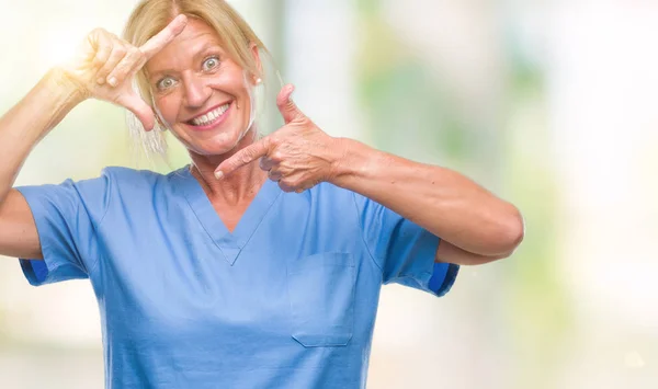 Medelålders Blond Kvinna Bär Läkare Sjuksköterska Uniform Över Isolerade Bakgrund — Stockfoto