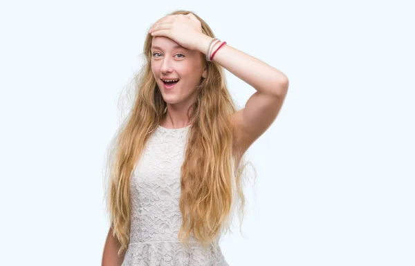 Blonde Tiener Vrouw Benadrukt Met Hand Het Hoofd Geschokt Met — Stockfoto