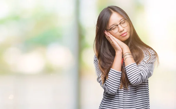 Joven Mujer Asiática Con Gafas Sobre Fondo Aislado Durmiendo Cansado —  Fotos de Stock