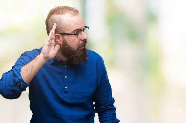 Joven Hipster Caucásico Con Gafas Sobre Fondo Aislado Sonriendo Con —  Fotos de Stock