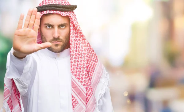 Joven Hombre Guapo Usando Keffiyeh Sobre Fondo Aislado Haciendo Dejar — Foto de Stock