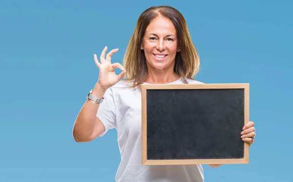 Mujer Hispana Mediana Edad Sosteniendo Pizarra Sobre Fondo Aislado Haciendo — Foto de Stock