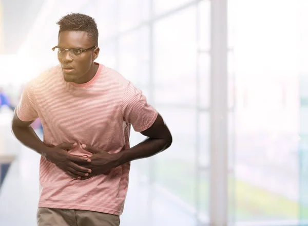 Jonge Afro Amerikaanse Man Die Roze Shirt Met Hand Maag — Stockfoto