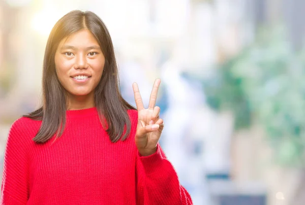 Junge Asiatische Frau Trägt Winterpullover Über Isoliertem Hintergrund Und Zeigt — Stockfoto