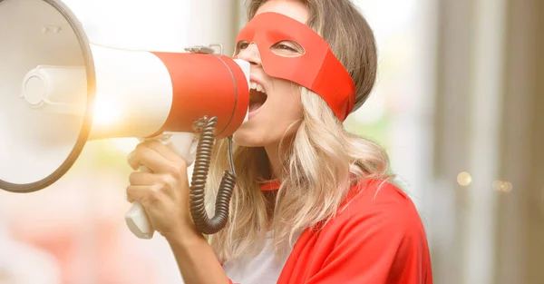 Pelerin Giyen Genç Süper Kahraman Kadın Yüksek Sesle Bir Megafon — Stok fotoğraf