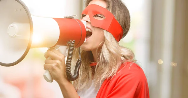 Junge Superheldin Umhang Kommuniziert Laut Schreiend Mit Megafon Drückt Erfolg — Stockfoto