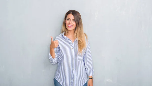 Junge Erwachsene Frau Über Grauer Grunge Wand Modischem Business Outfit — Stockfoto