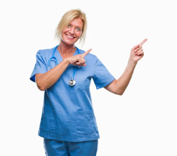 Medelålders Blond Sjuksköterska Kirurg Läkare Kvinna Över Isolerade Bakgrund Leende — Stockfoto