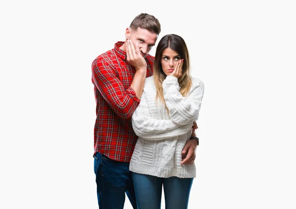 恋疲れと組んだ腕のうつ病問題にうんざりして孤立した背景を考えての上冬のセーターを着ている若いカップル — ストック写真
