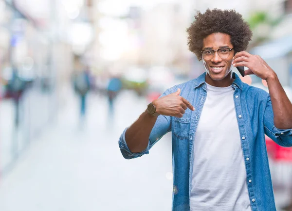 Afro American Człowiek Rozmawia Przez Telefon Białym Tle Niespodzianka Oczy — Zdjęcie stockowe