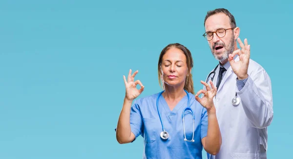 Medelåldern Spansktalande Läkare Partner Par Bär Medicinsk Uniform Över Isolerade — Stockfoto