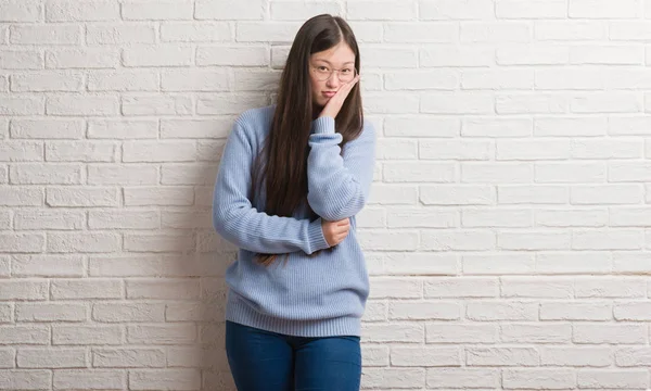 Mulher Jovem Chinise Sobre Parede Tijolo Branco Pensando Cansado Entediado — Fotografia de Stock